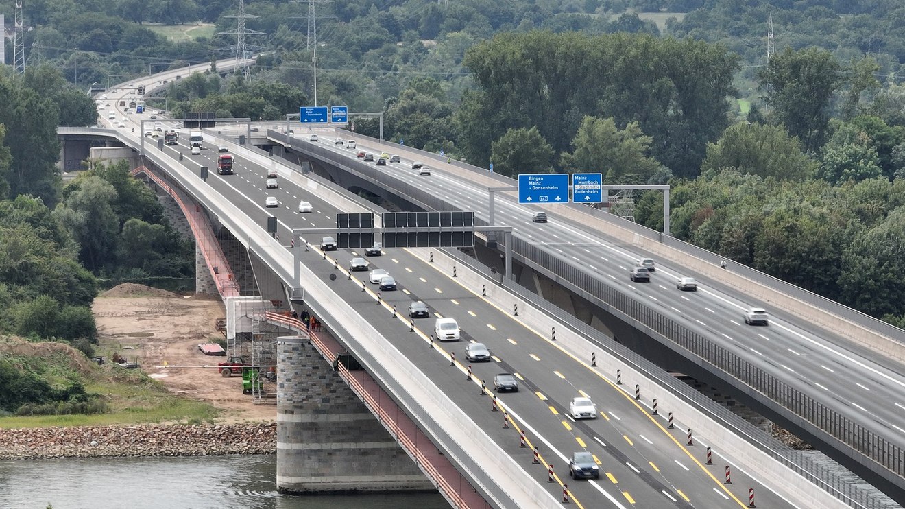 Schiersteiner Brücke unter Verkehr am Montagmittag (14. August) 